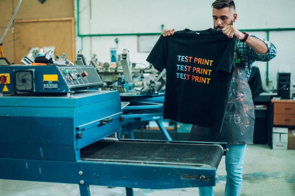 Personalizacija oblačil s tiskom ali vezenjem